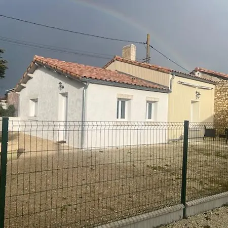 Domaine Des Pierres Blanches - بيت ضيافة