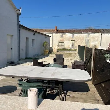 Domaine Des Pierres Blanches - 3*